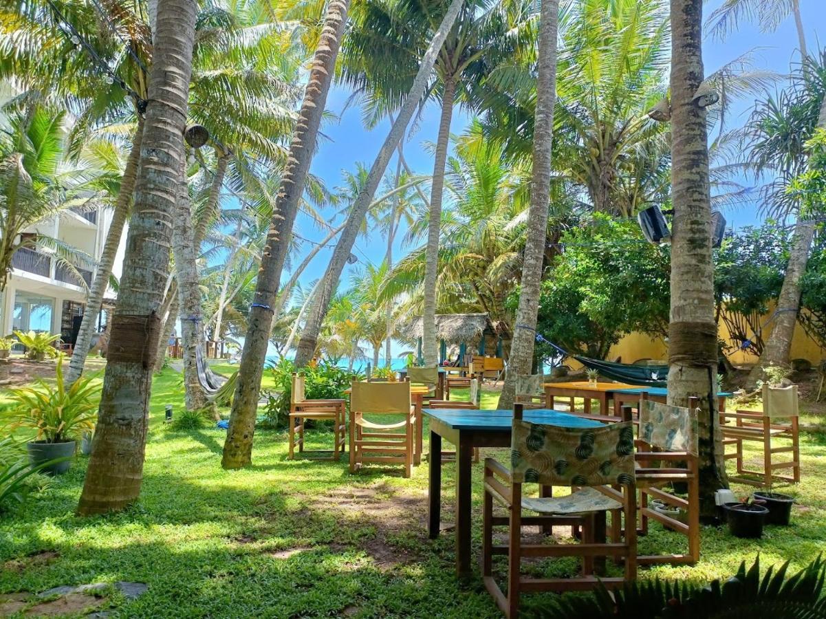 Voulez-Vous, Managed By Dikwella Beach Hotel Buitenkant foto